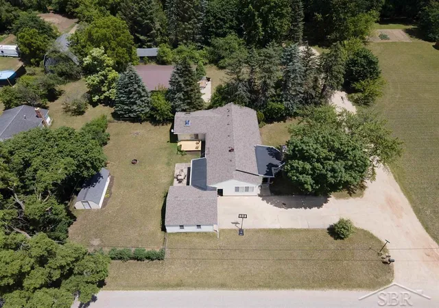 Homes for sale in Clare, MI | 4811 Edgewood Ct, Clare, MI 48617 | MLS# 50213256