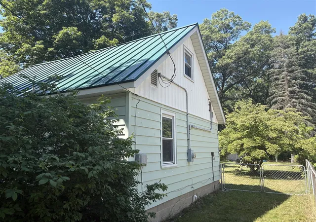 Photo 3 of Single family home for sale at 575 S Wolf Lake Rd, Muskegon, MI 49442 | MLS# 70546072 | Listing updated on 2026-08-21