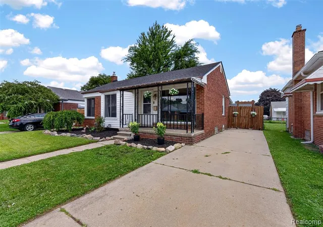 2nd image of 28202 Hollywood St, Roseville, MI 48066 | MLS# 61017941