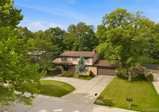 Photo 3 of Sale Pending at 25055 Arden Park Dr, Farmington Hills, MI 48336 | MLS# 61023185 | Listing updated on 2026-09-05