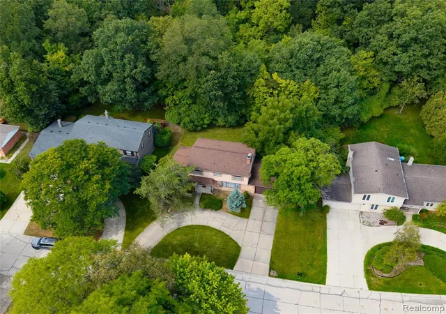 Photo 4 of Sale Pending at 25055 Arden Park Dr, Farmington Hills, MI 48336 | MLS# 61023185 | Listing updated on 2026-09-05