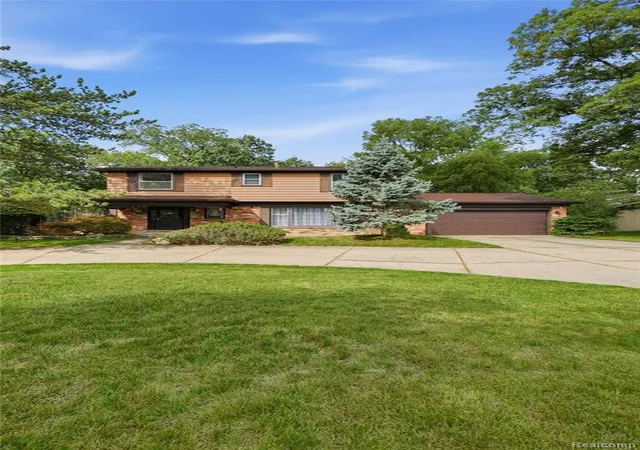 Photo 53 of Sale Pending at 25055 Arden Park Dr, Farmington Hills, MI 48336 | MLS# 61023185 | Listing updated on 2026-09-05