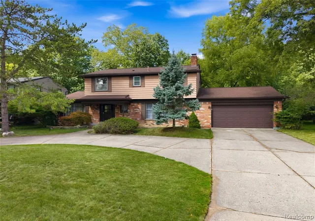 Photo 5 of Sale Pending at 25055 Arden Park Dr, Farmington Hills, MI 48336 | MLS# 61023185 | Listing updated on 2026-09-05