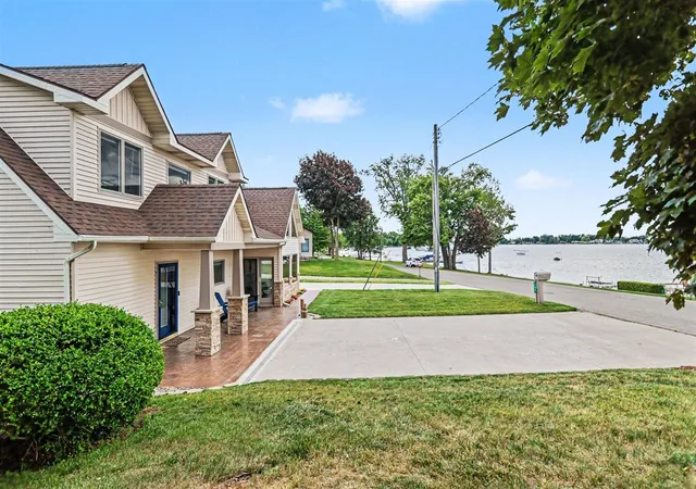 Homes for sale in Coldwater, MI | 703 Lake Dr, Coldwater, MI 49036 | MLS# 70539693