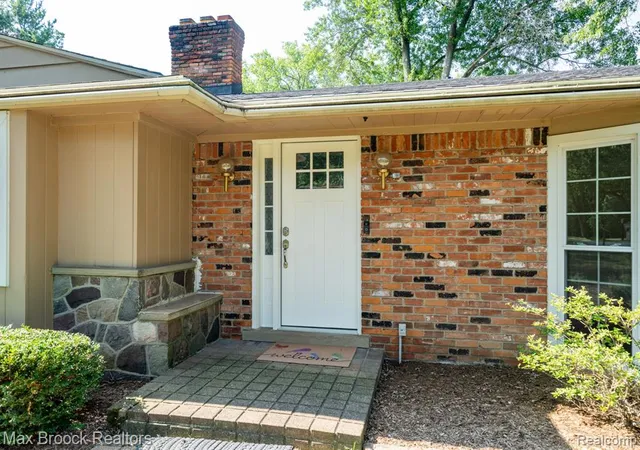 2nd image of 25461 Tweed Dr, Franklin, MI 48025 | MLS# 61022956
