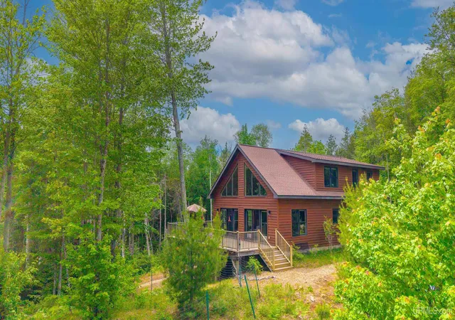 Homes for sale in Michigamme, MI | 26597 N Fence Lake Rd, Michigamme, MI 49861 | MLS# 50212200