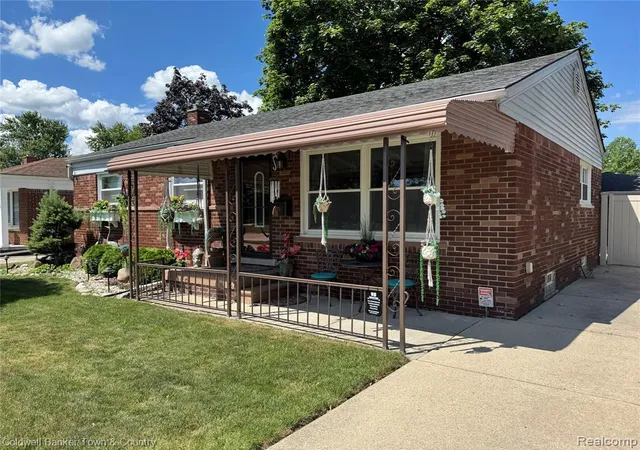 2nd image of 2470 Pinetree Dr, Trenton, MI 48183 2221 | MLS# 61003050