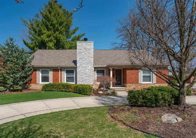 Homes for sale in Grosse Pointe Woods, MI | 1040 N Renaud Rd, Grosse Pointe Woods, MI 48236 | MLS# 50214517