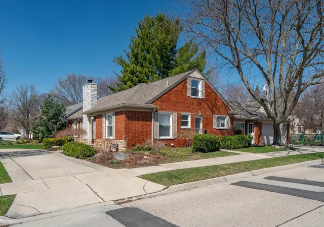 3rd image of 1040 N Renaud Rd, Grosse Pointe Woods, MI 48236 | MLS# 50214517