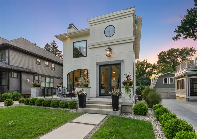 Photo 3 of Sale Pending at 557 Greenwood Ave, Grand Rapids, MI 49506 | MLS# 70552590 | Listing updated on 2026-08-16