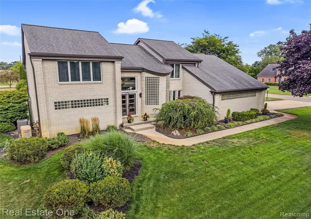 1st image of 10137 Devonshire Dr, South Lyon, MI 48178 9578 | MLS# 61023184