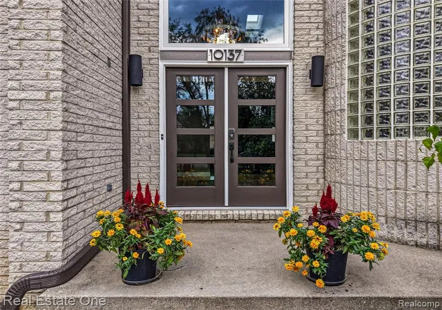 2nd image of 10137 Devonshire Dr, South Lyon, MI 48178 9578 | MLS# 61023184