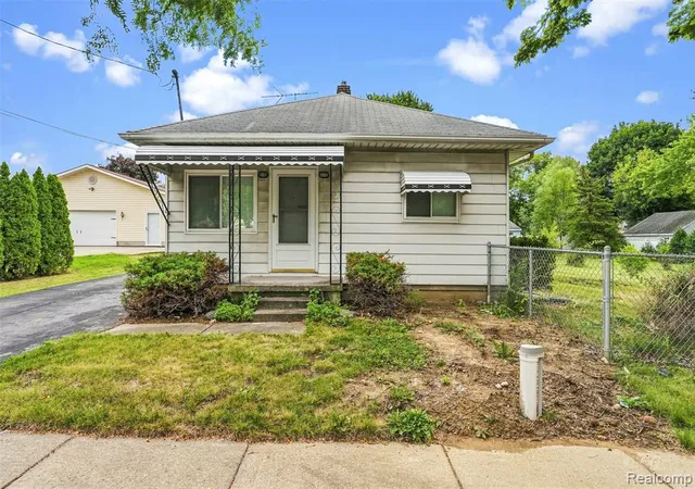 2nd image of 2083 Dutcher St, Flint, MI 48532 4539 | MLS# 61023510