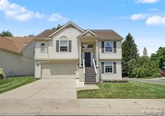Homes for sale in Waterford, MI | 6400 Lake Meadow Dr, Waterford, MI 48327 | MLS# 61009200