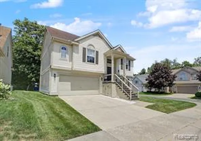 Homes for sale in Waterford, MI | 6400 Lake Meadow Dr, Waterford, MI 48327 | MLS# 61009200