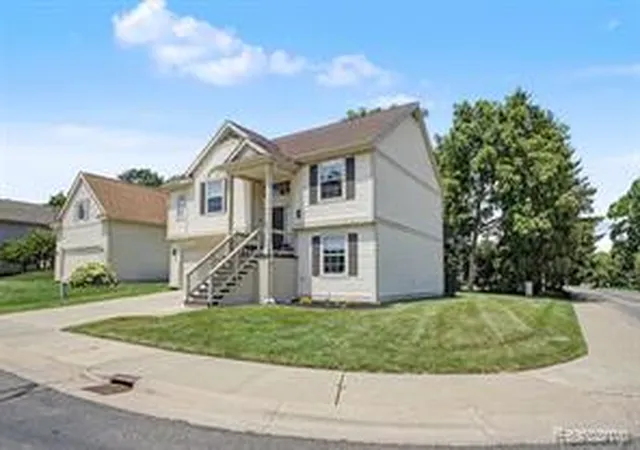 Homes for sale in Waterford, MI | 6400 Lake Meadow Dr, Waterford, MI 48327 | MLS# 61009200