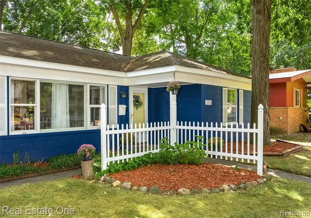 Photo 3 of Sale Pending at 16598 Lexington, Redford, MI 48240 2433 | MLS# 61025430 | Listing updated on 2026-09-12