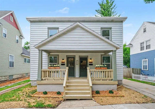 Photo 2 of Sale Pending at 1021 Lincoln Ave, Grand Rapids, MI 49504 | MLS# 70549691 | Listing updated on 2026-08-07