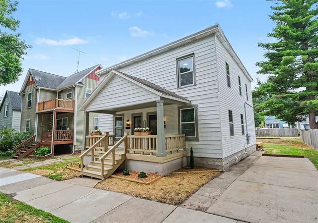 Photo 3 of Sale Pending at 1021 Lincoln Ave, Grand Rapids, MI 49504 | MLS# 70549691 | Listing updated on 2026-08-07