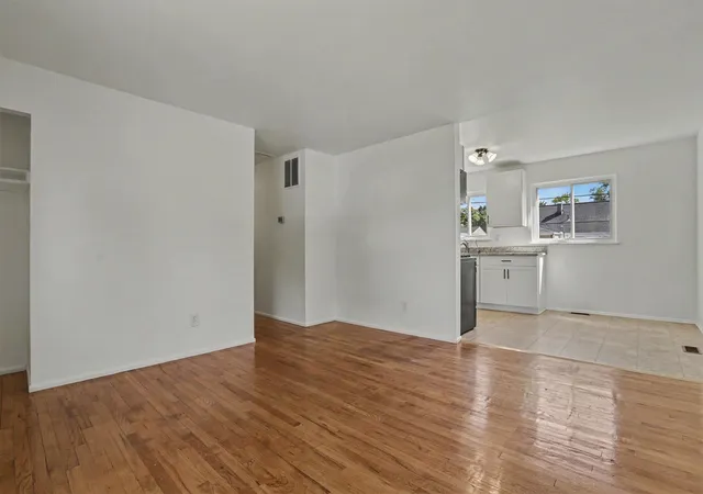 3rd image of 1302 Commonwealth Ave, Ypsilanti, MI 48198 | MLS# 70542021