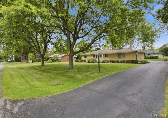 2nd image of 31737 Bella Vista Dr, Farmington Hills, MI 48334 | MLS# 61003868