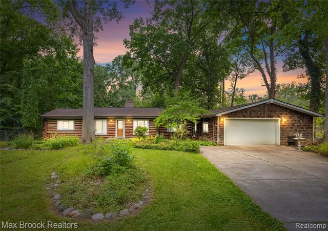 2nd image of 29799 Linden St, Farmington Hills, MI 48336 | MLS# 61023074