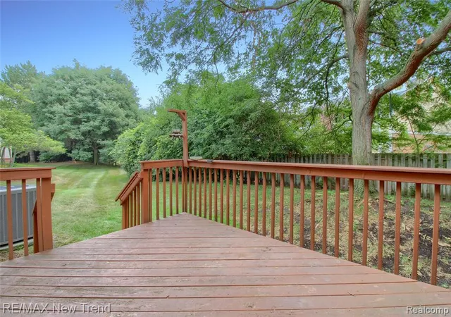 Listing Photo 2 - Condo for sale in building located at 38222 Saratoga Cir, Farmington Hills, MI 48331 - Unit #