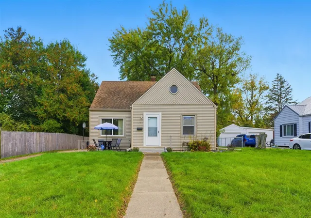 Photo 1 of Sale Pending at 17 Gordon Blvd, Battle Creek, MI 49037 | MLS# 70501140 | Listing updated on 2025-11-18
