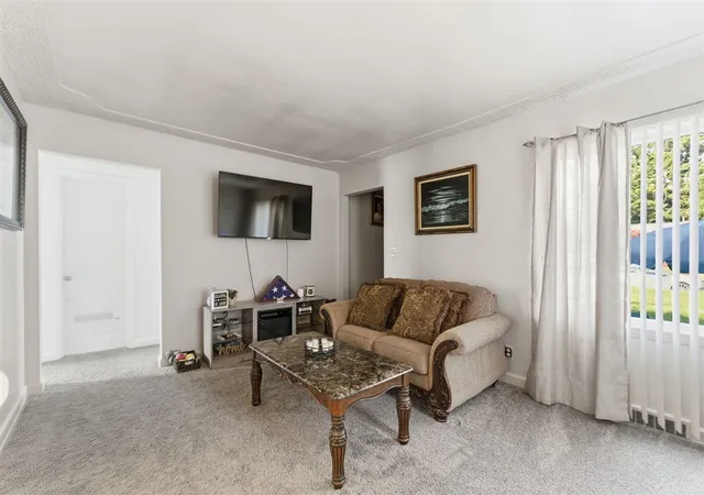 Photo 3 of Sale Pending at 17 Gordon Blvd, Battle Creek, MI 49037 | MLS# 70501140 | Listing updated on 2025-11-18