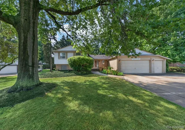 1st image of 6611 Cottonwood Knoll Ct, West Bloomfield, MI 48322 3842 | MLS# 61022892