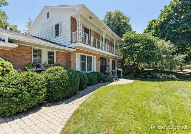 Photo 4 of Sale Pending at 1440 Edgewood Ave, Grand Rapids, MI 49506 | MLS# 70517438 | Listing updated on 2026-04-03