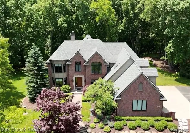 Homes for sale in Milford, MI | 1300 Oak Hollow Dr, Milford, MI 48380 | MLS# 61000267