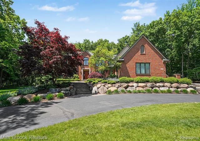 Homes for sale in Milford, MI | 1300 Oak Hollow Dr, Milford, MI 48380 | MLS# 61000267