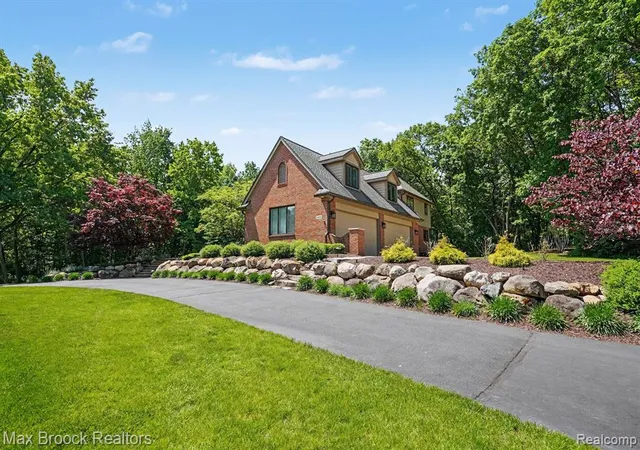 Homes for sale in Milford, MI | 1300 Oak Hollow Dr, Milford, MI 48380 | MLS# 61000267