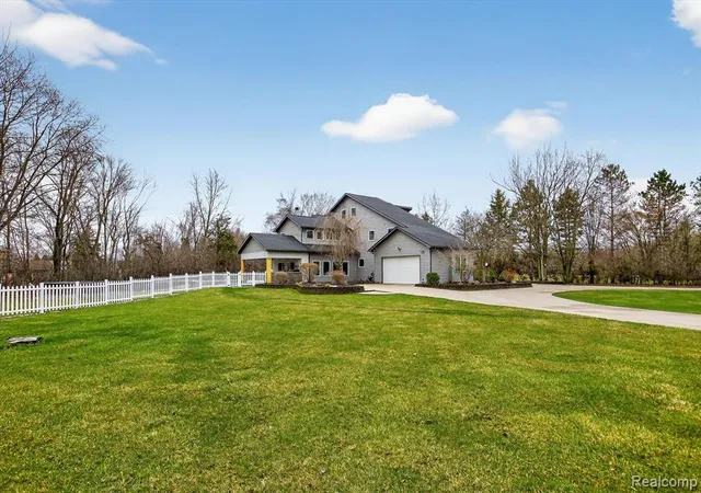 Homes for sale in Flushing, MI | 552 N Mckinley Rd, Flushing, MI 48433 1365 | MLS# 60982399