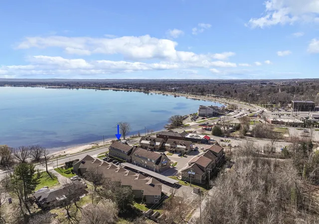 Homes for sale in Traverse City, MI | 13800 S West Bay Shore Drive, Traverse City, MI 49684 | Houzeo