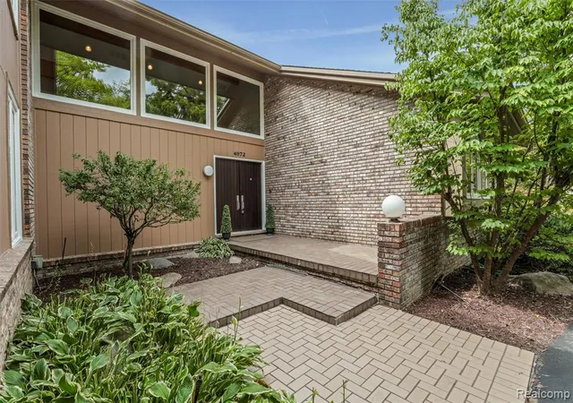 Photo 2 of Sale Pending at 4972 Champlain Cir, West Bloomfield, MI 48323 3527 | MLS# 61023450 | Listing updated on 2026-09-08