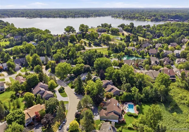 Photo 2 of Sale Pending at 4972 Champlain Cir, West Bloomfield, MI 48323 3527 | MLS# 61023450 | Listing updated on 2026-09-08