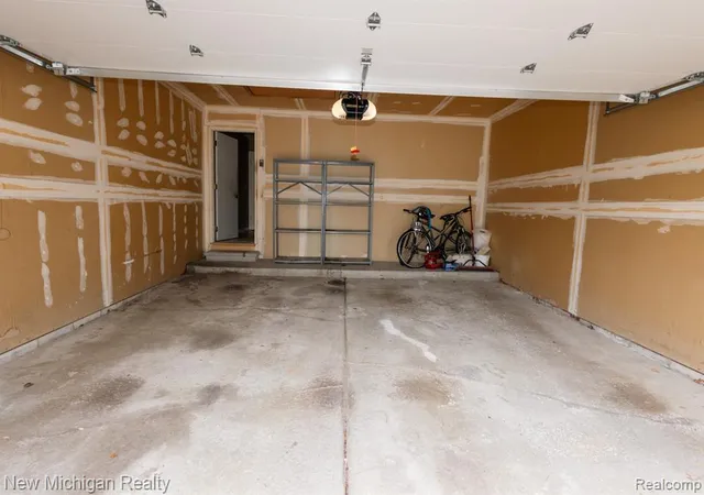 Listing Photo 2 - Condo for sale in building located at 49355 Marquette Ct, Shelby Township, MI 48315