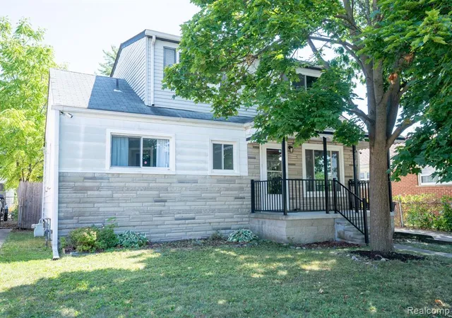Photo 2 of Sale Pending at 17157 Matthews St, Riverview, MI 48193 4708 | MLS# 61025777 | Listing updated on 2026-09-02