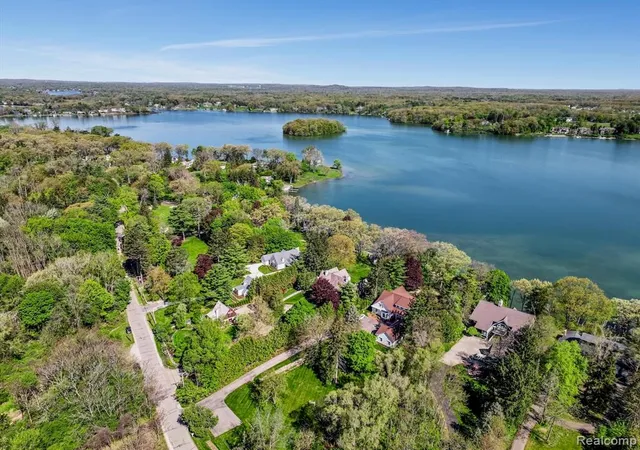 Homes for sale in Lake Angelus, MI | 940 Lake Angelus, Lake Angelus, MI 48326 | MLS# 60302706