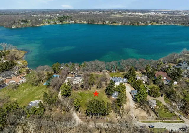 Homes for sale in Lake Angelus, MI | 940 Lake Angelus, Lake Angelus, MI 48326 | MLS# 60302706