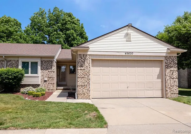 Homes for sale in Shelby Township, MI | 45630 White Oak Dr, Shelby Township, MI 48315 | MLS# 61008726