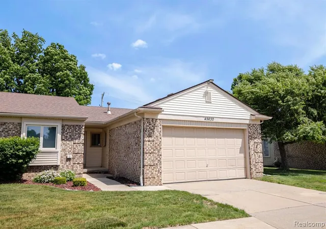 Homes for sale in Shelby Township, MI | 45630 White Oak Dr, Shelby Township, MI 48315 | MLS# 61008726