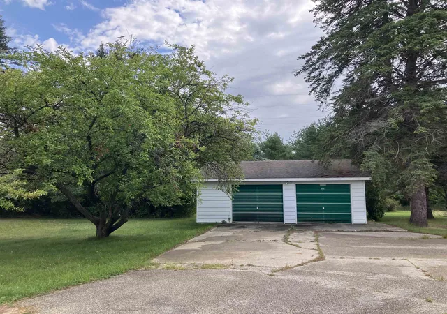 Photo 4 of Single family home for sale at 863 S M18 Hwy, Gladwin, MI 48624 | MLS# 50219970 | Listing updated on 2026-09-13