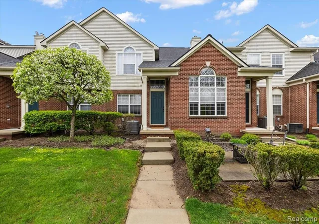2nd image of 27204 Chantel Dr, Walled Lake, MI 48390 | MLS# 61015786