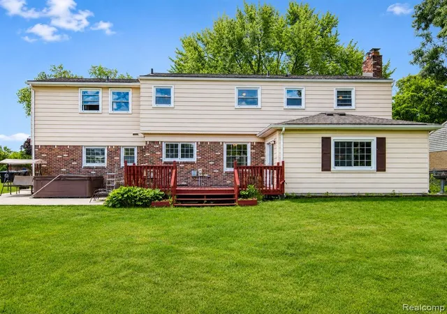 2nd image of 35484 Bennett St, Livonia, MI 48152 2923 | MLS# 61005241