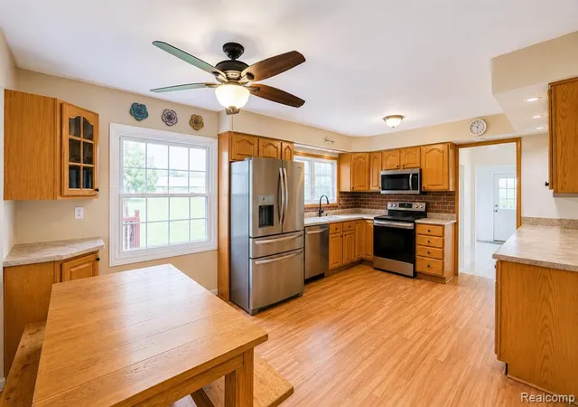 3rd image of 35484 Bennett St, Livonia, MI 48152 2923 | MLS# 61005241