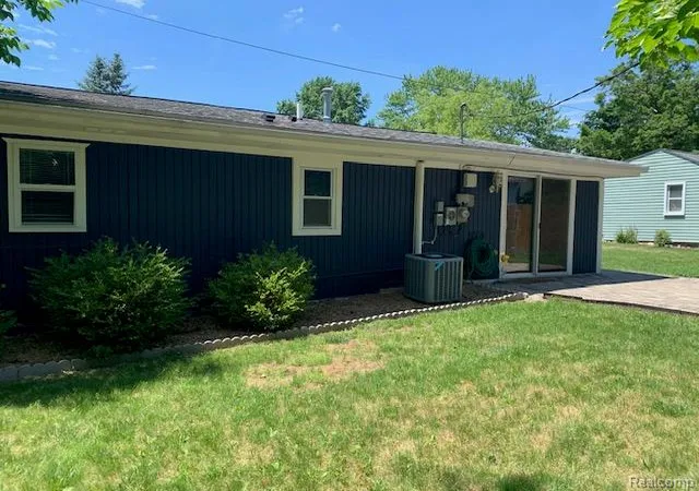 3rd image of 18334 Irving St, Livonia, MI 48152 3023 | MLS# 61008168