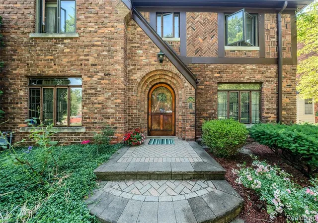 2nd image of 16580 Westmoreland Rd, Detroit, MI 48219 | MLS# 61008290